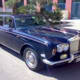 la Rolls Royce Shadow del 1974 a motore V8, con il suo blu argentato e l'ampio radiatore sormontato dallo "Spirito dell'estasi", l'inconfondibile statuetta che caratterizza i modelli dell'azienda inglese